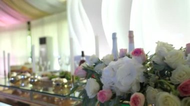 Bir restoranda düğün masası.