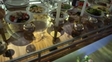 Bir restoranda düğün masası.