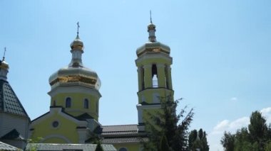 Kubbelerle kilise cephesi