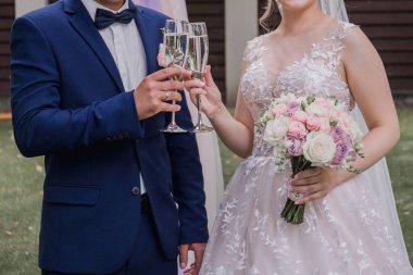 Gelin ve damat bir düğün töreninde