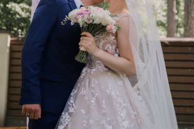 Gelin ve damat bir düğün töreninde