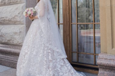 Düğünde buketi olan bir gelin.