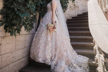 Gelin büyük merdivenlerde yalnız.