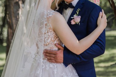 Gelin ve damat parkta bir düğünde.