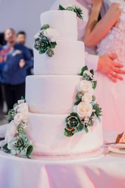 Gelin ve damat düğün pastası kestiler.