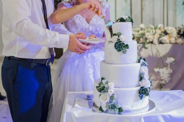 Gelin ve damat düğün pastası kestiler.