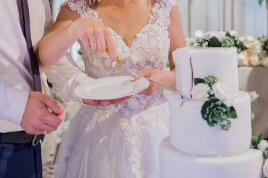 Gelin ve damat düğün pastası kestiler.