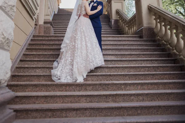 Noiva Noivo Juntos Nas Escadas — Fotografia de Stock