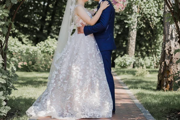 Menyasszony Vőlegény Egy Esküvőn Egy Parkban — Stock Fotó