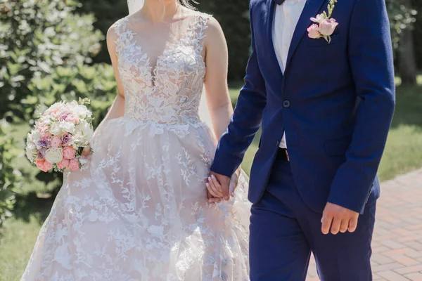 Braut Und Bräutigam Bei Einer Hochzeit Park — Stockfoto