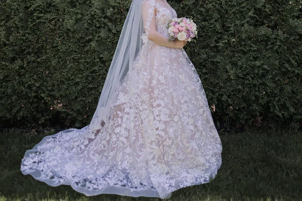 一个新娘在婚礼上带着一束鲜花 — 图库照片