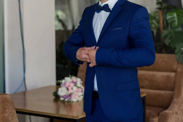 Hombre Pone Traje Azul Con Una Pajarita —  Fotos de Stock