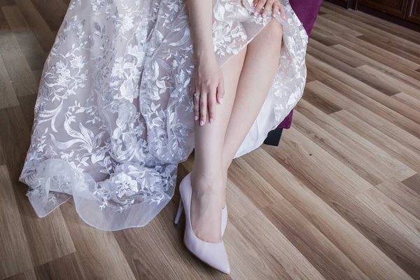 Noiva Coloca Seus Sapatos Manhã — Fotografia de Stock