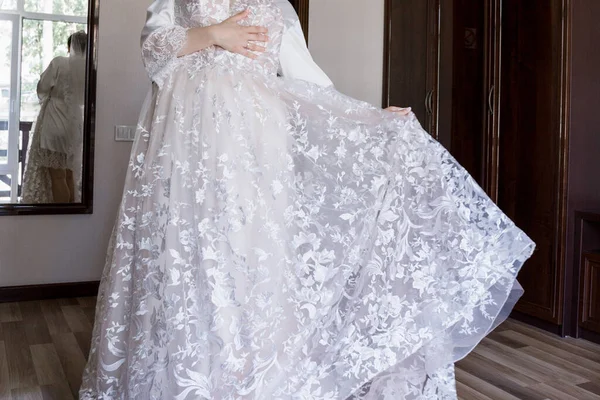 ペノギールの花嫁は結婚式のドレスを持ってる — ストック写真