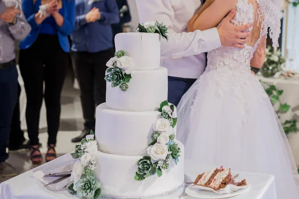 Sposa Sposo Tagliano Una Torta Nuziale — Foto Stock