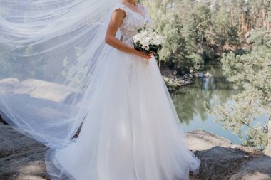 Ormanda taşların yanında gelin