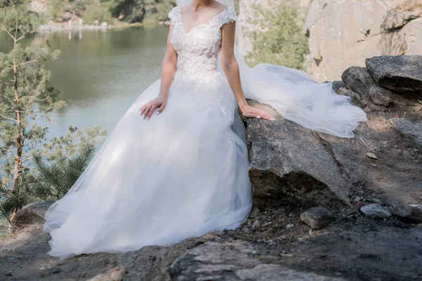 森林里石头边的新娘 — 图库照片