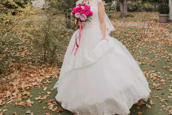 Una Sposa Con Mazzo Matrimonio — Foto Stock