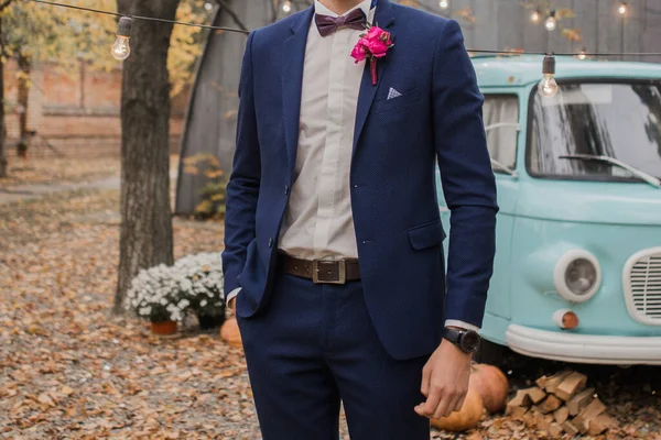 Groom Suit Park Alone — Stock Photo, Image