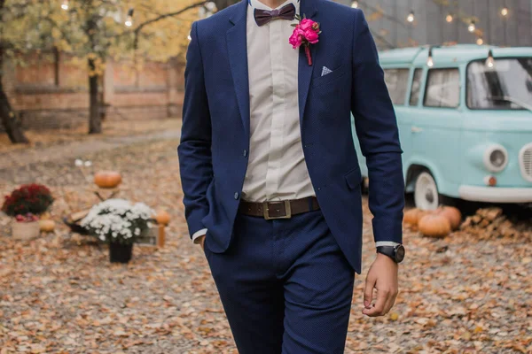 Groom Suit Park Alone — Stock Photo, Image