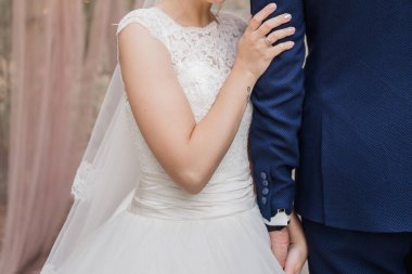 Gelin ve damat birlikte parkta