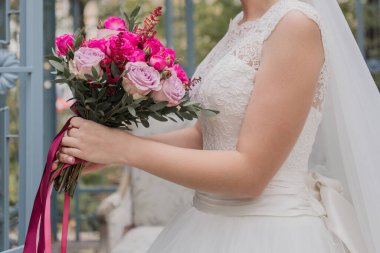 Gelin bir buketle yalnız.