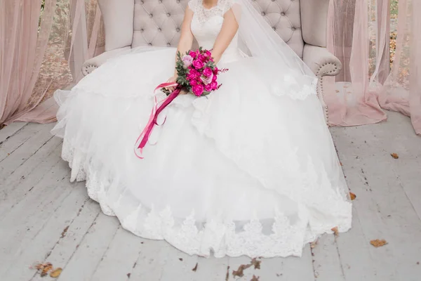 Bruid Alleen Met Een Bruiloft Boeket — Stockfoto