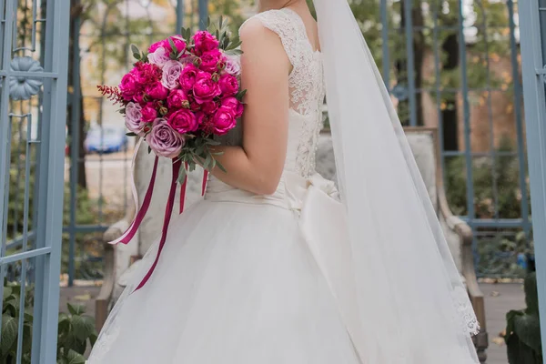 Bruid Alleen Met Een Bruiloft Boeket — Stockfoto