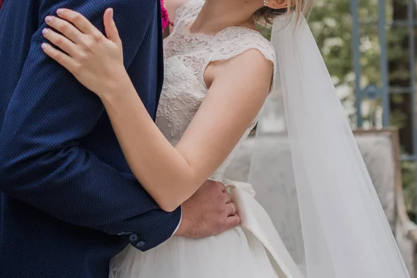 Braut Mit Bräutigam Und Brautstrauß — Stockfoto
