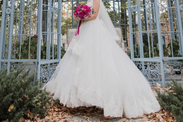 Noiva Sozinha Com Buquê Casamento — Fotografia de Stock