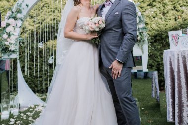 Gelin ve damat bir düğünde birlikteler.