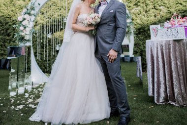 Gelin ve damat bir düğünde birlikteler.