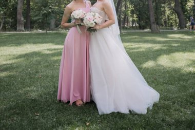 Kız arkadaşı ve buketi olan bir gelin.