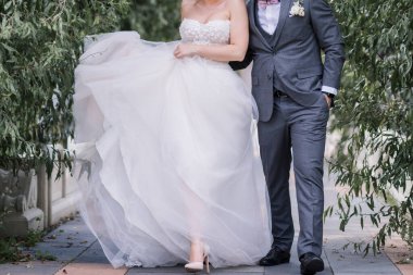 Gelin ve damat birlikte parkta