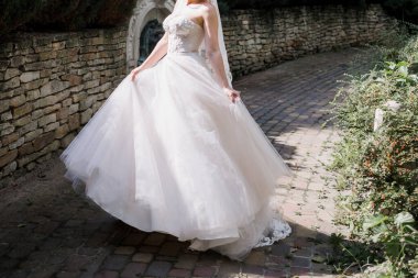 Gelin parkta yalnız.