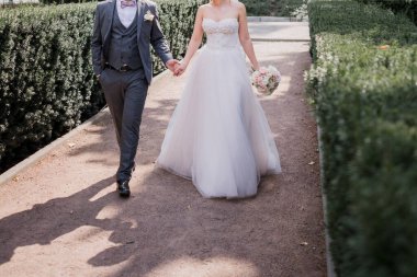 Gelin ve damat birlikte parkta