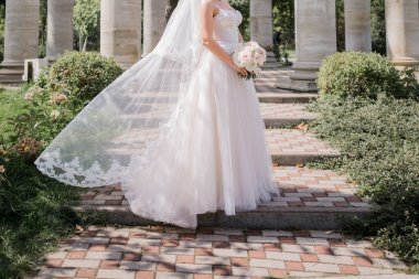 Gelin parkta yalnız.