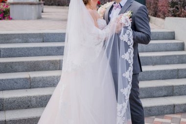 Gelin ve damat birlikte parkta