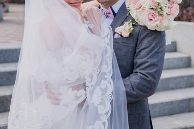 Gelin ve damat odada birlikte.