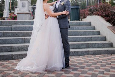 Gelin ve damat birlikte parkta