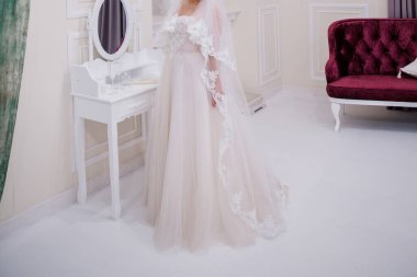 Gelinlik giymiş gelin sabah