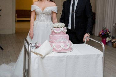 Gelin ve damat düğün pastası kestiler.