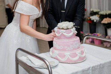 Gelin ve damat düğün pastası kestiler.