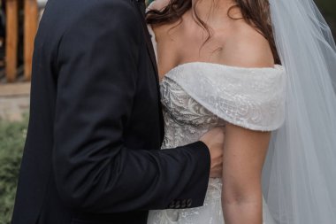 Gelin ve damat bir düğünde birlikteler.