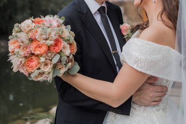 Gelin ve damat bir düğünde birlikteler.