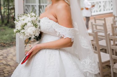 Gelin bir buketle bir odada