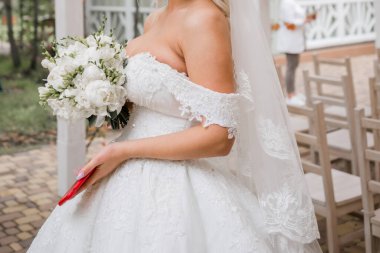 Gelin bir buketle bir odada