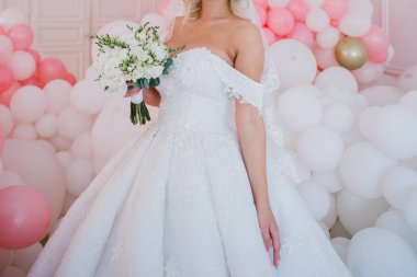 Gelin bir buketle bir odada