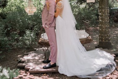 Gelin ve damat parkta