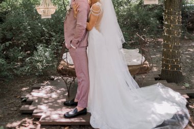 Gelin ve damat parkta